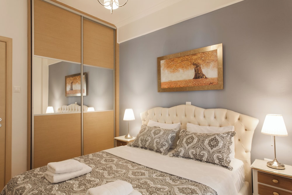 Nicholas Point Apartments and Rooms