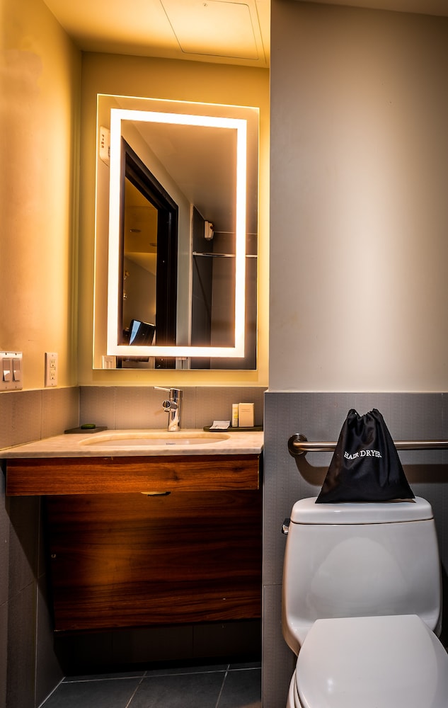 La Quinta Inn & Suites by Wyndham Times Square South