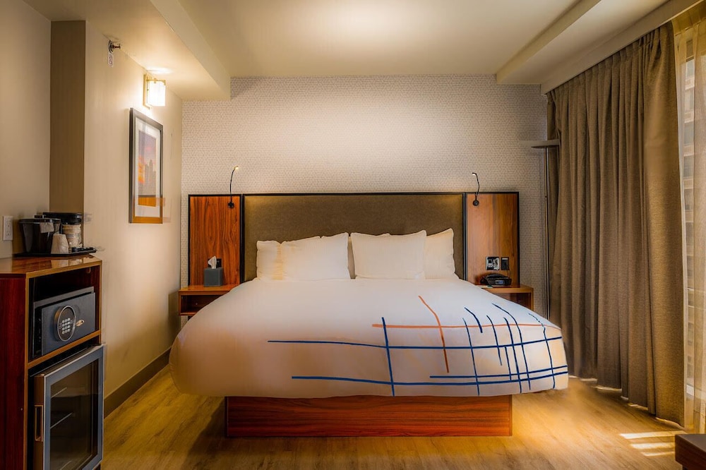 La Quinta Inn & Suites by Wyndham Times Square South