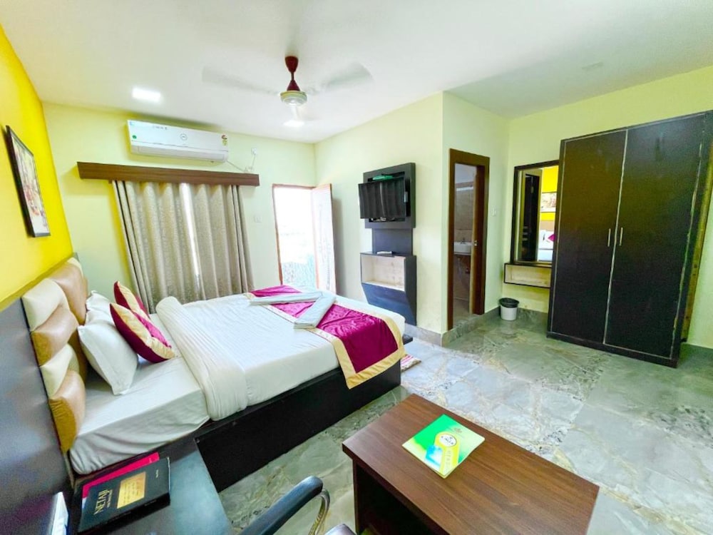 Goroomgo Hotel Coral Suites Puri