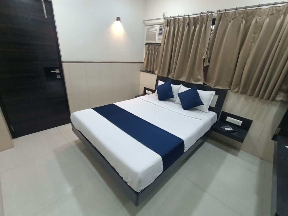 HOTEL TRITON
