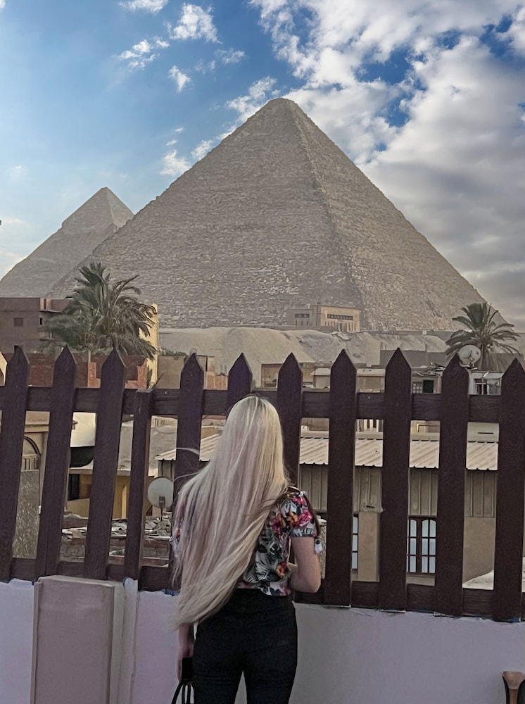 Osiris pyramids view inn