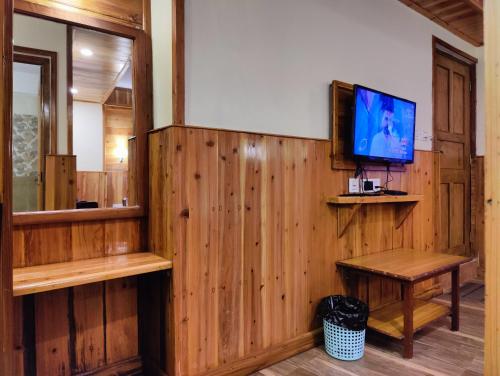 Golden Orchid-The Lodge
