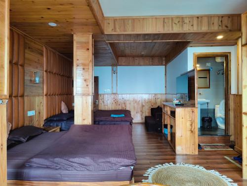 Golden Orchid-The Lodge