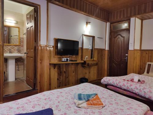 Golden Orchid-The Lodge