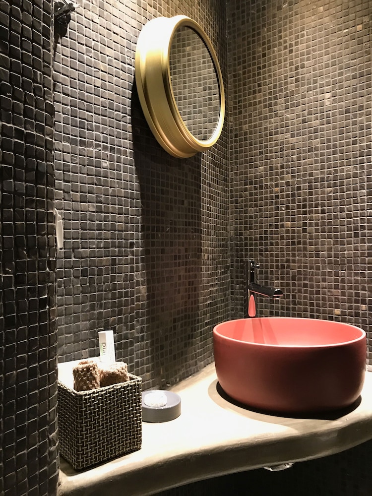 Athina Luxury Suites