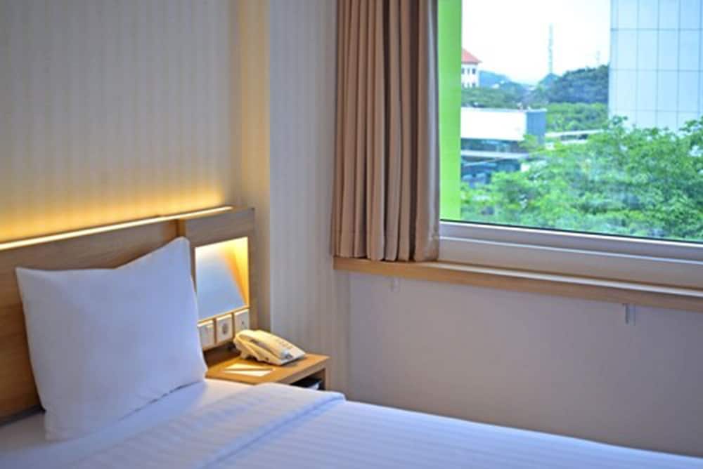 Whiz Prime Hotel Basuki Rahmat Malang