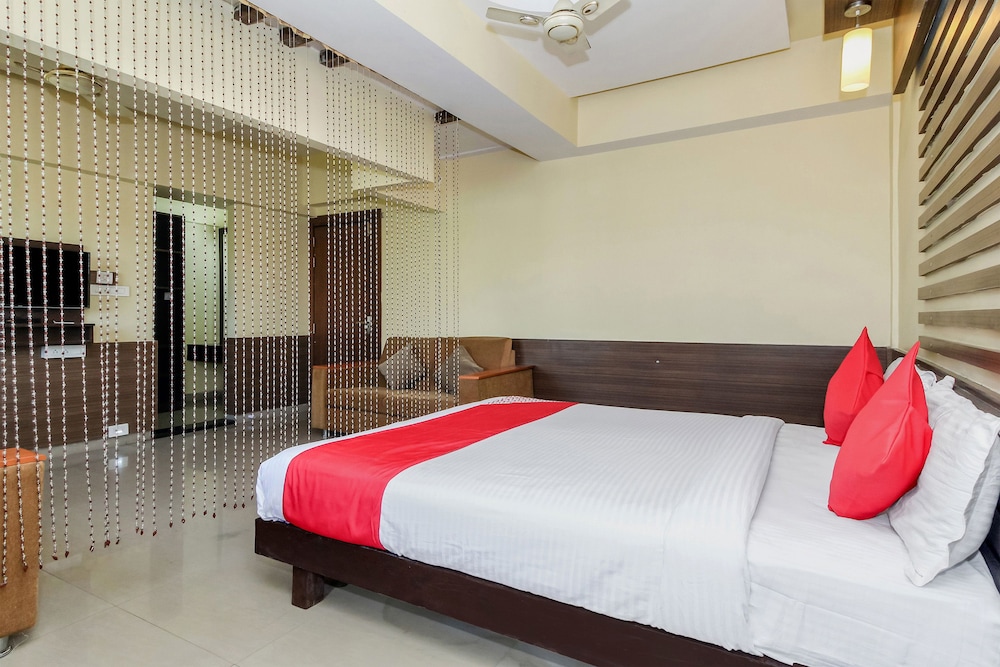 OYO 30537 Hotel Megharaj