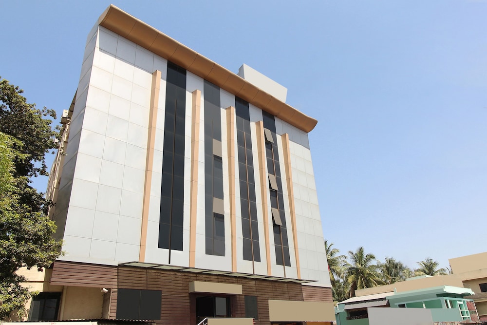 OYO 30537 Hotel Megharaj