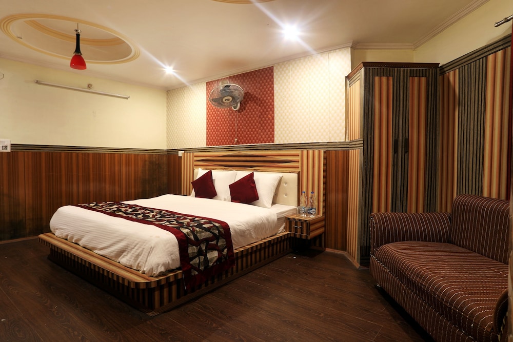 Oyo 4889 Hotel Moon 2