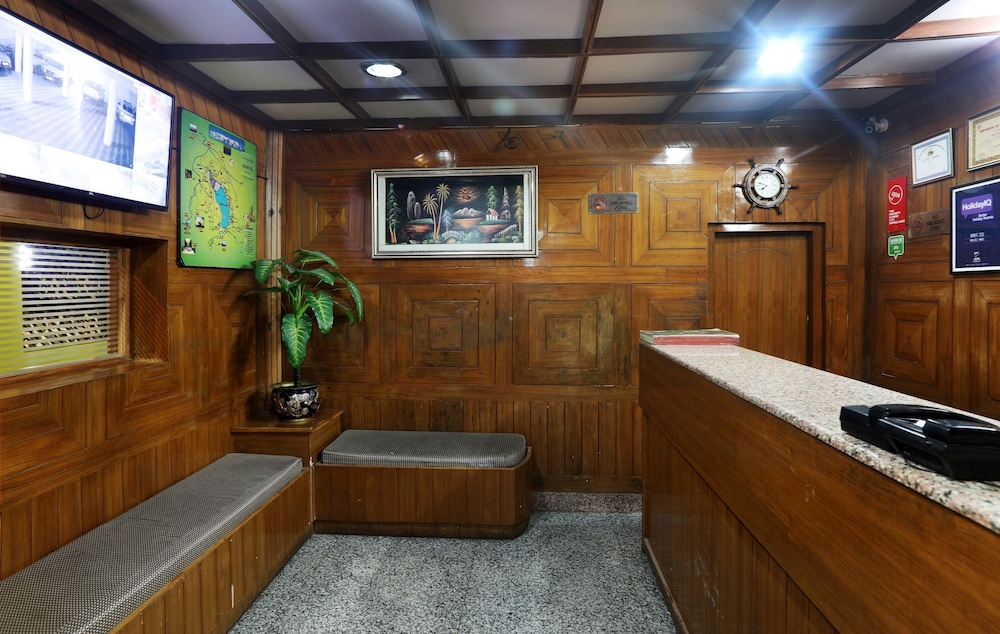 Oyo 4889 Hotel Moon 2