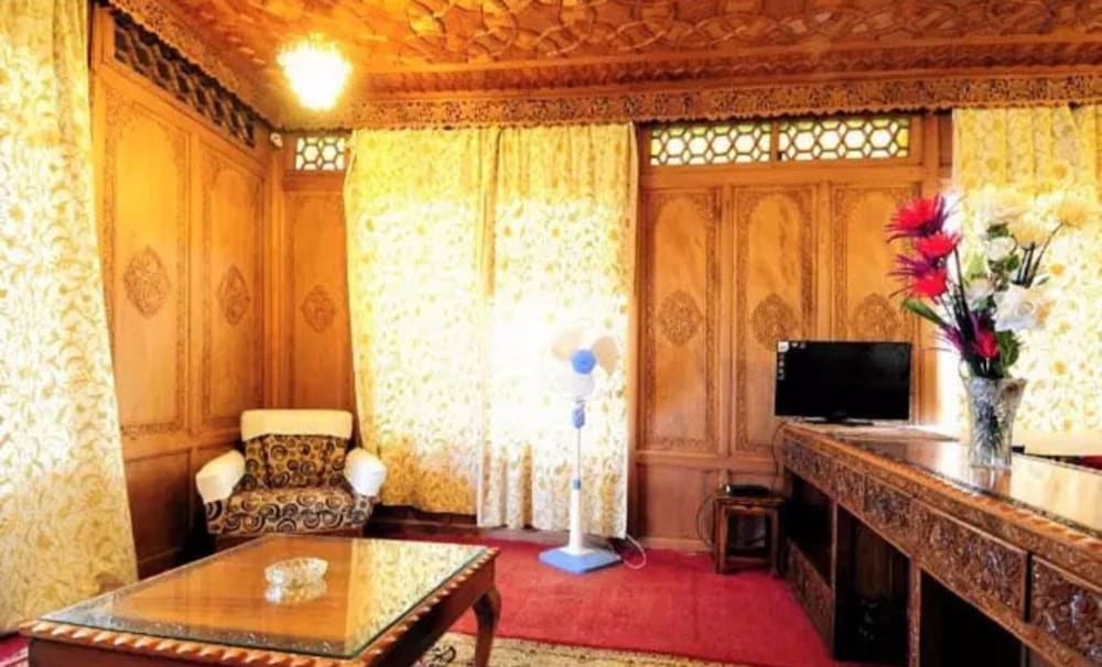 Yadgaar Houseboats