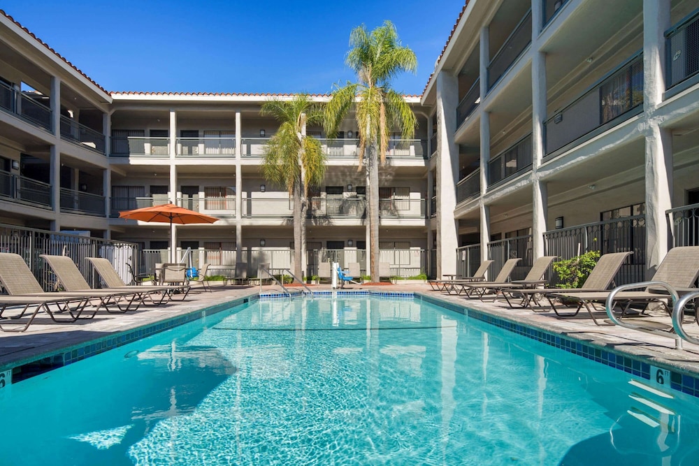 La Quinta Inn & Suites by Wyndham Orange County Airport