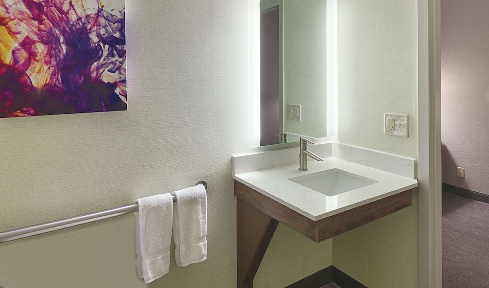 La Quinta Inn & Suites by Wyndham Orange County Airport