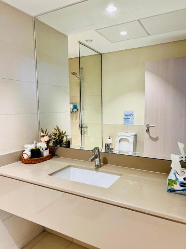 Yas Island 1BR Apt with balcony near Sea World