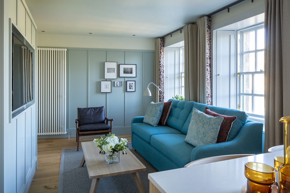 Cheval Abbey Strand Apartments at Holyrood