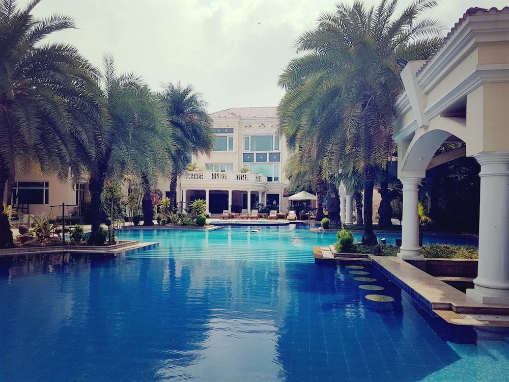 The Palms - Town & Country Club