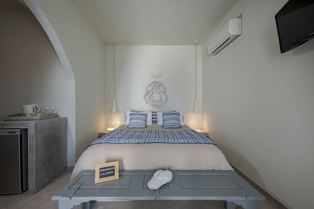 Blue Dolphins Apartments & Suites