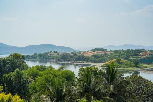 AAJ HAVELI - Lake Facing Hotel
