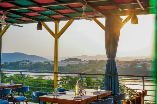 AAJ HAVELI - Lake Facing Hotel