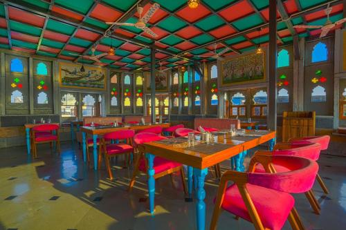 AAJ HAVELI - Lake Facing Hotel