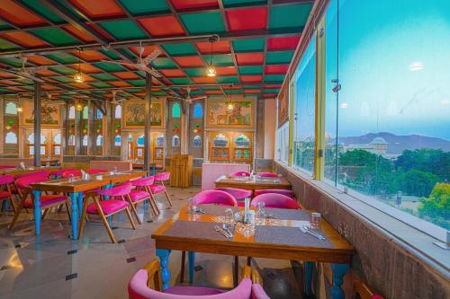 AAJ HAVELI - Lake Facing Hotel