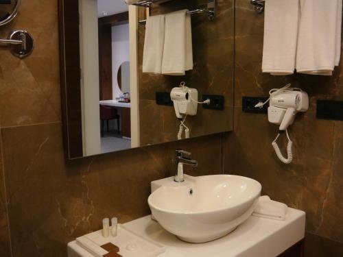 Ramada Hotel & Suites by Wyndham Erbil 32 Park