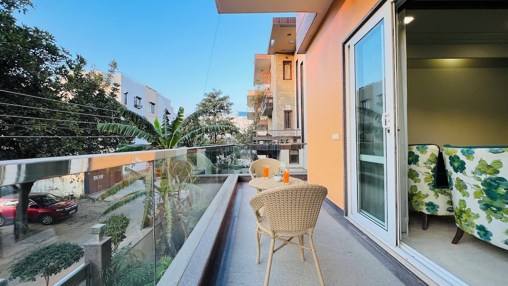 BluO Luxury Stay - Medicity - Balcony, Tub, TT