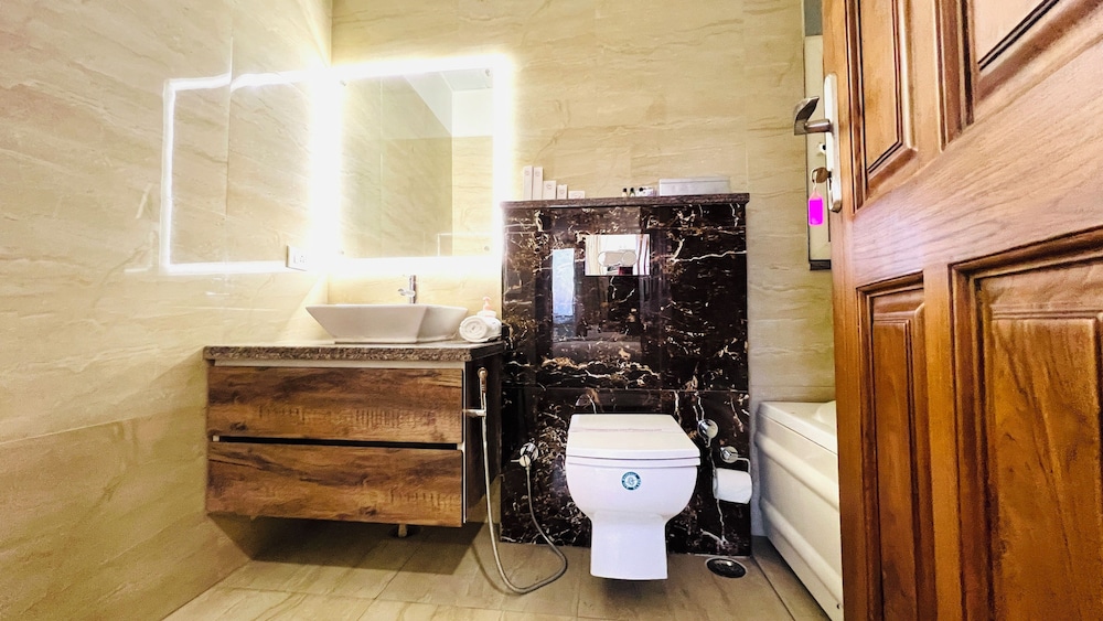 BluO Luxury Stay - Medicity - Balcony, Tub, TT