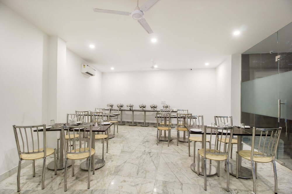 OYO 11689 Kelvish Hotel