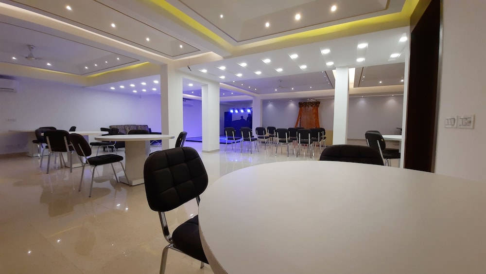 Hotel Sai Village Cyber Park Gurgaon