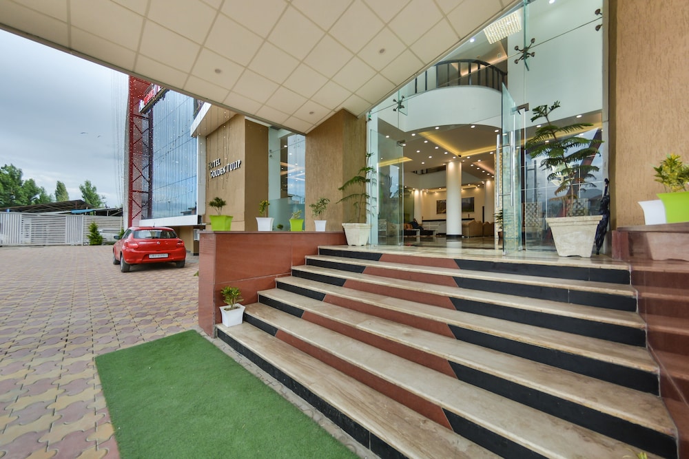 HOTEL GOLDEN LEAF