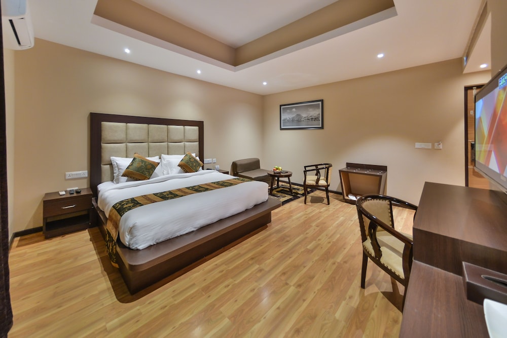 HOTEL GOLDEN LEAF