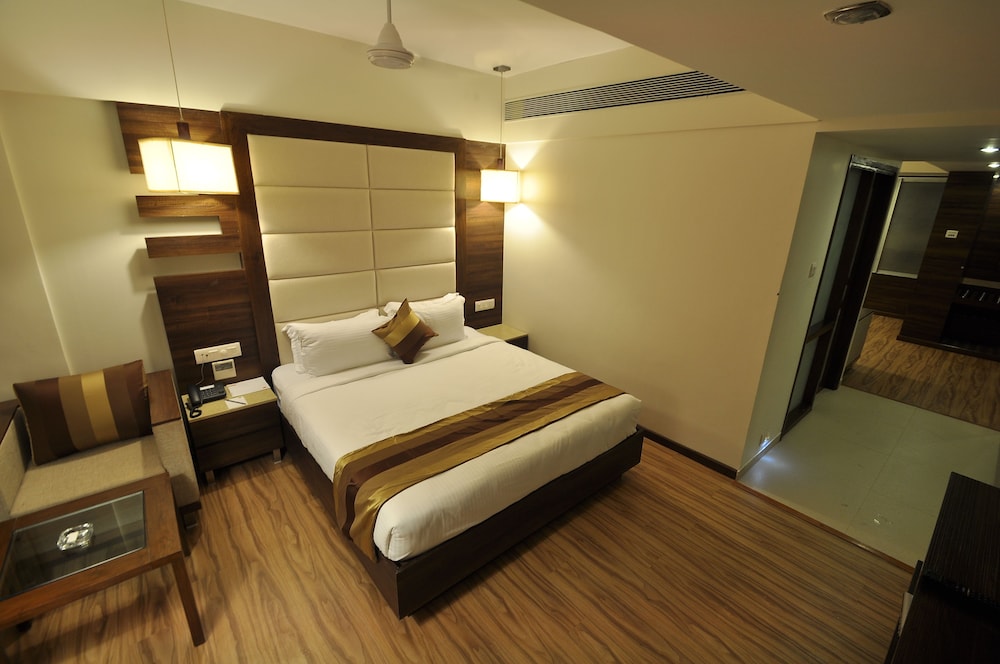 Hotel Le Grande Residency