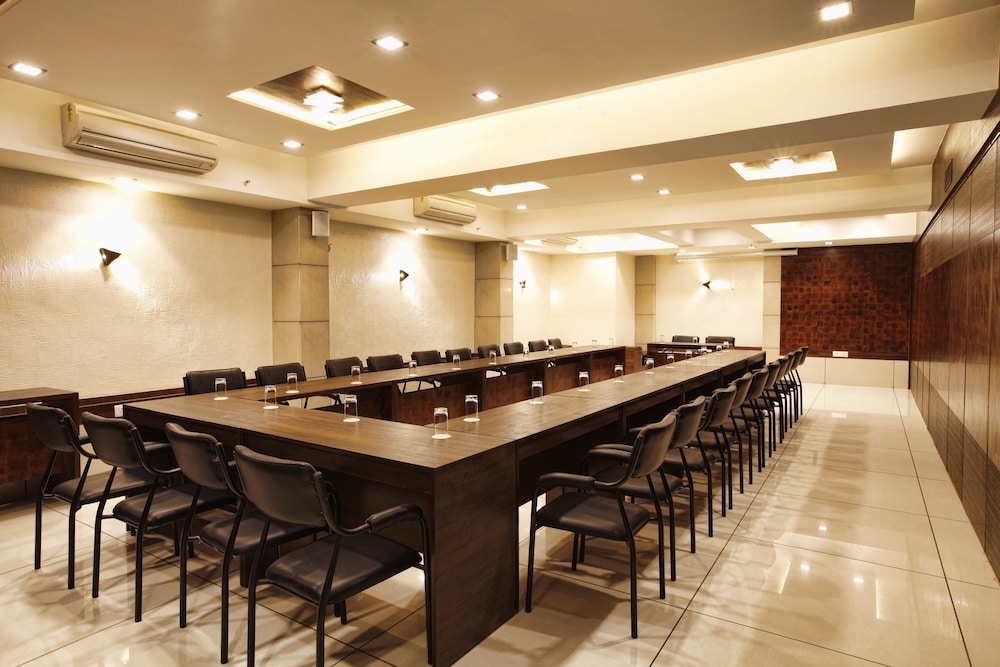 Hotel Le Grande Residency