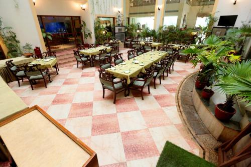 Hotel Meraden Grand