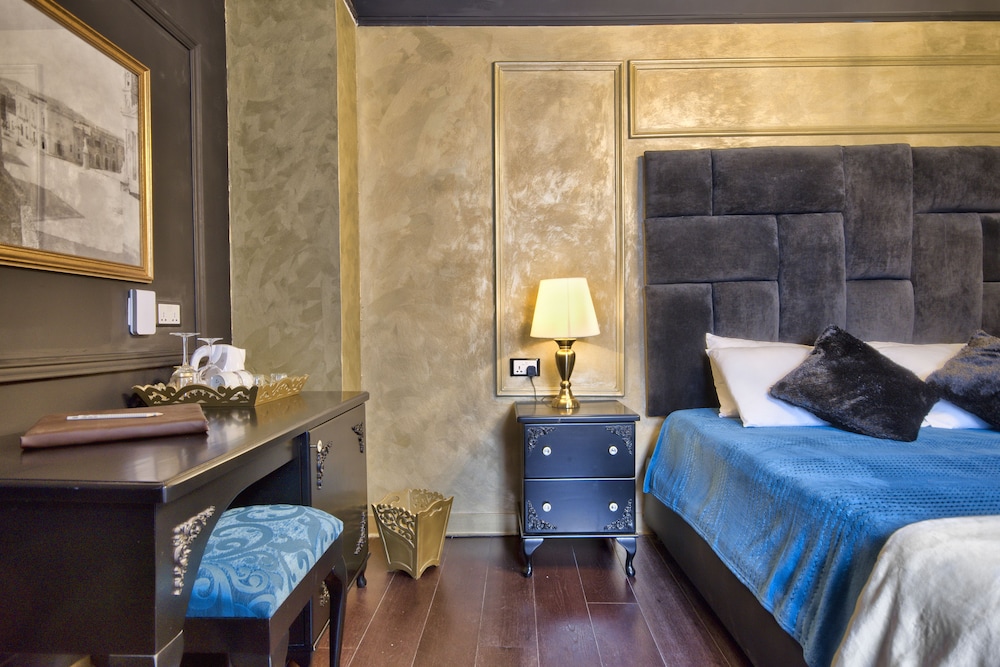 Julina Boutique Living