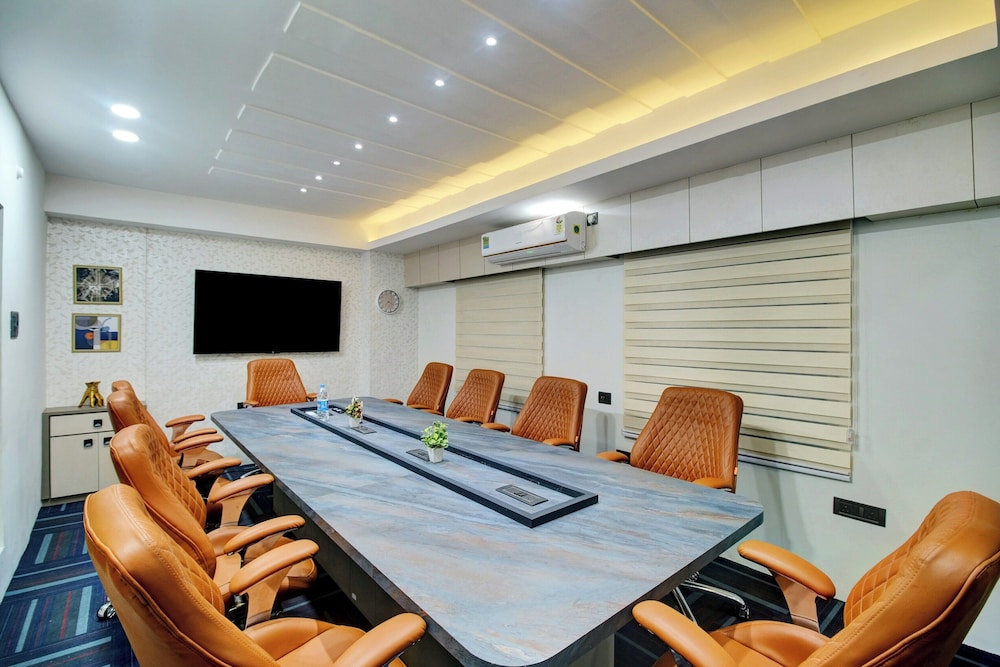 Hotel Clarks inn Near IGI Airport