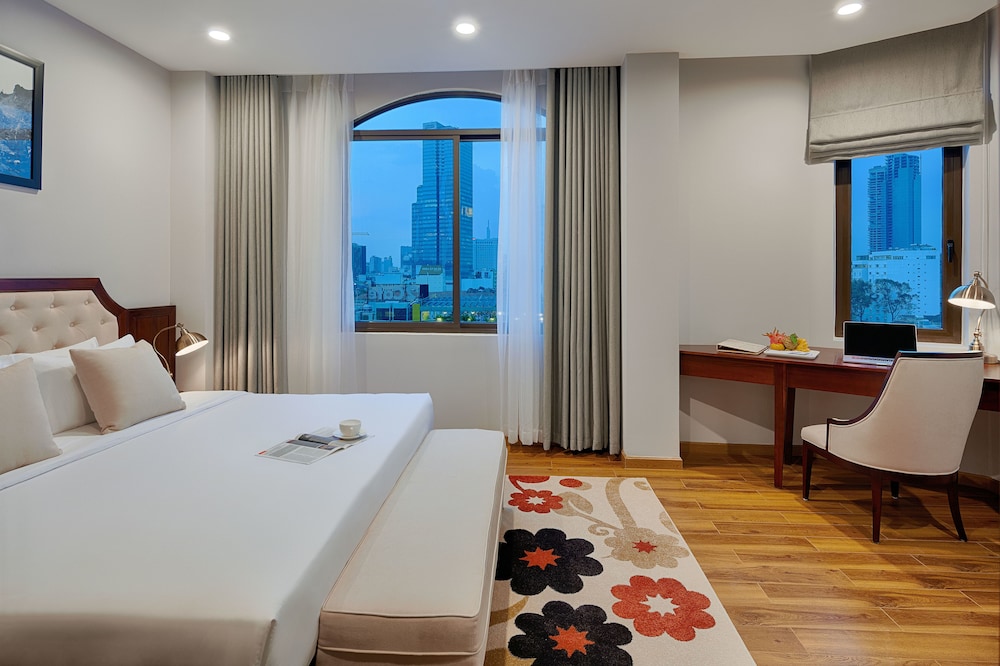 Happy Life Grand Hotel & Sky Bar
