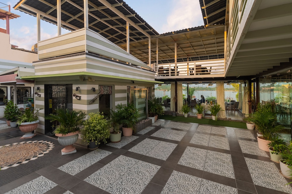 Panna Vilas - A Lake Facing Boutique Hotel 