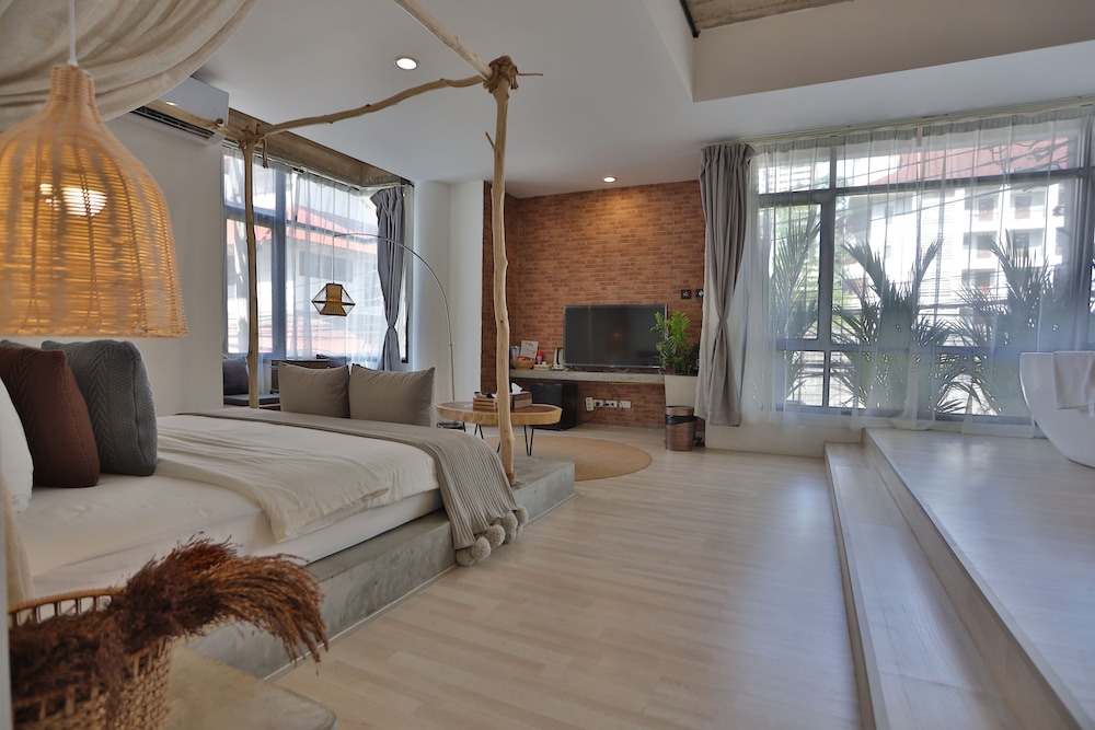 YOLO Bangkok Boutique Hotel