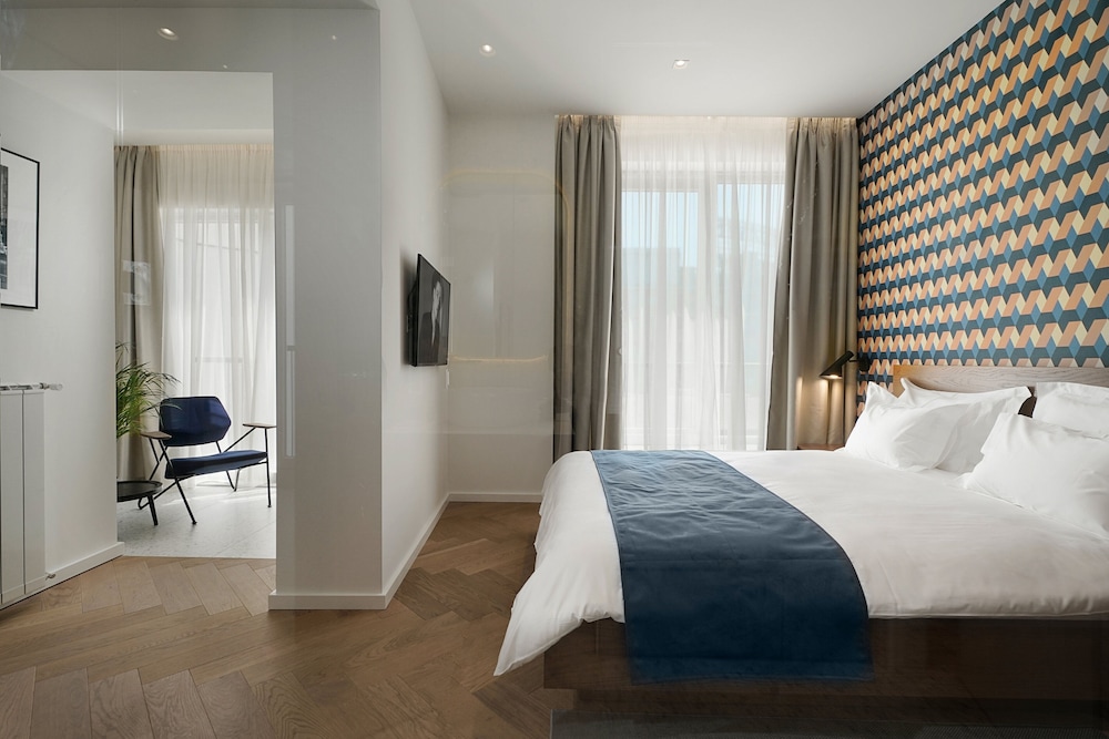 Dominic Smart & Luxury Suites Edition