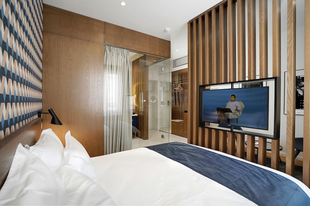 Dominic Smart & Luxury Suites Edition