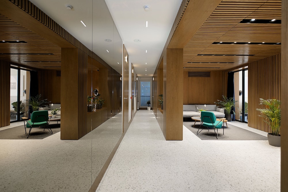 Dominic Smart & Luxury Suites Edition