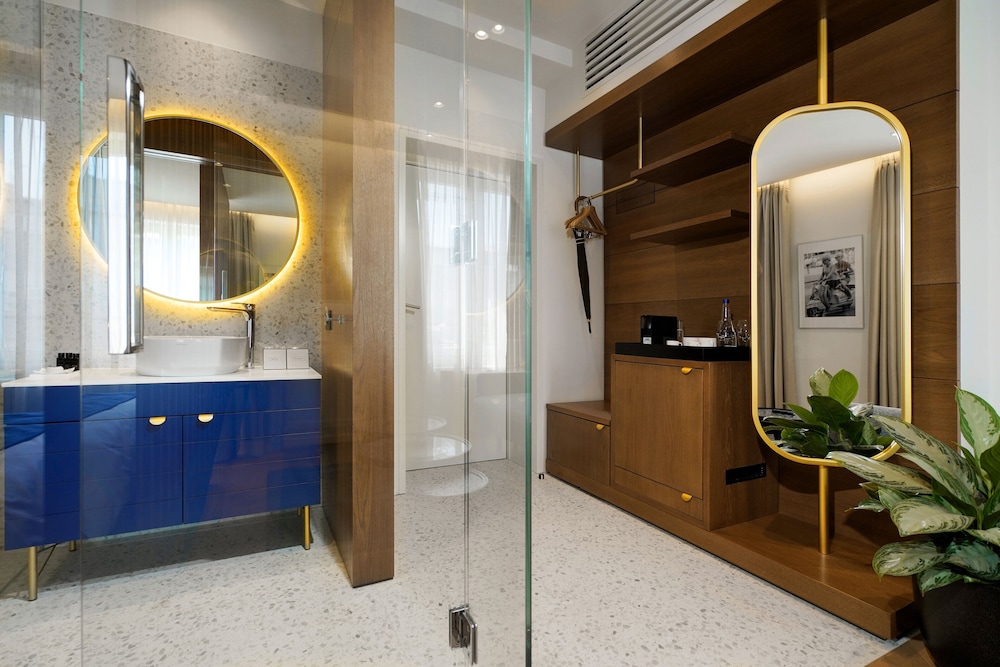 Dominic Smart & Luxury Suites Edition