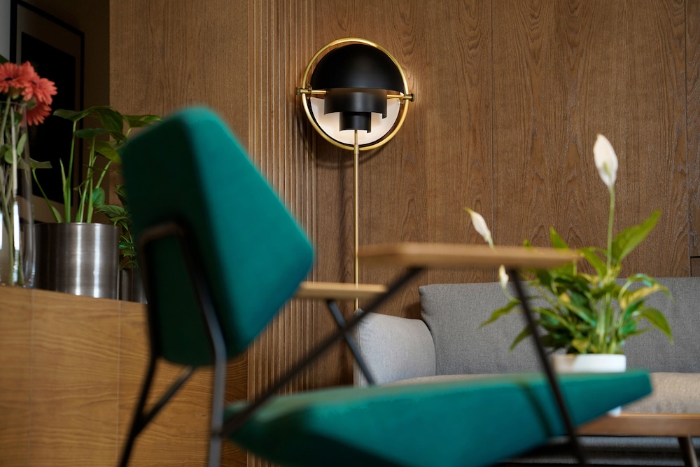 Dominic Smart & Luxury Suites Edition