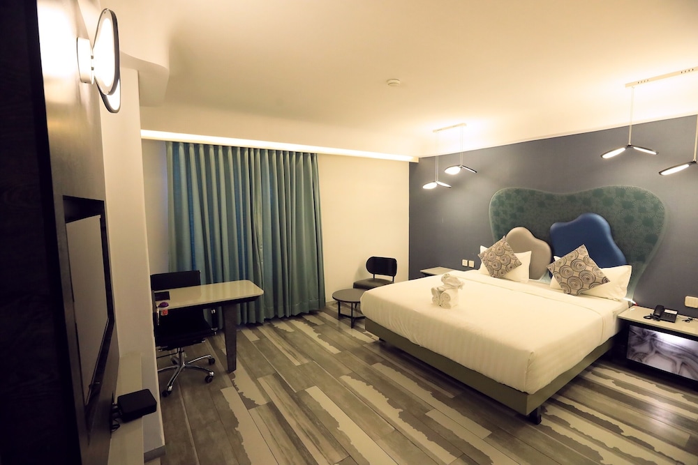  Hummingbird Hotel & Banquet