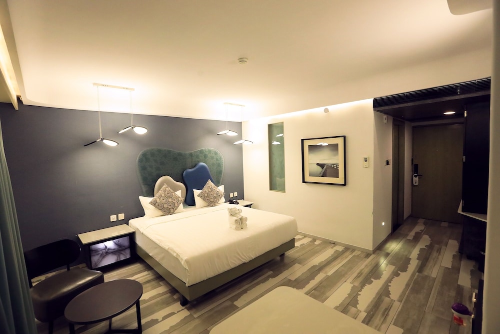  Hummingbird Hotel & Banquet