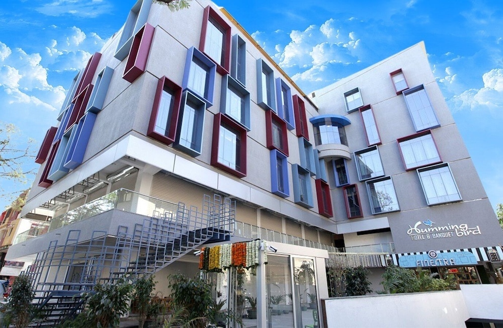  Hummingbird Hotel & Banquet