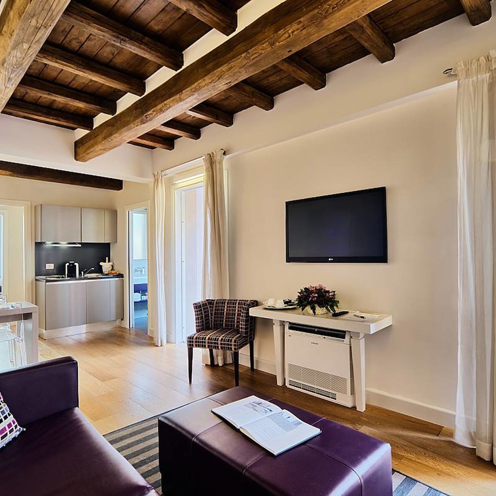 Trevi Palace Luxury Inn
